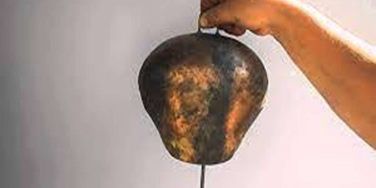 Τι σημαίνει η φράση «του κρέμασαν κουδούνια»