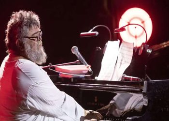 Ο Σταμάτης Κραουνάκης αποθεώνει την τραπ μουσική: «Έχω πέσει στα πατώματα για έρωτα»