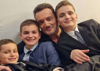 Χρήστος Μενιδιάτης: Έκπληξη από τους 3 γιους του – Χόρεψαν στην σκηνή που τραγουδάει