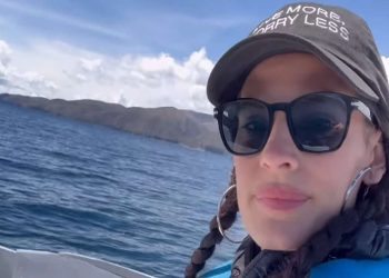 Χριστίνα Μπόμπα: Τραγουδά σαν την Αλίκη Βουγιουκλάκη στη μέση της λίμνης Τιτικάκα!