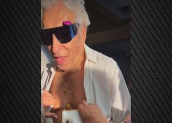Μπουγάς: Έγινε χαμός σε εμφάνισή του στην Αυστραλία – Του έσκισαν το πουκάμισο επί σκηνής