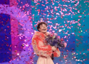 Νemo: Έφτασε στην Αθήνα ο non binary νικητής της Eurovision για την εμφάνιση στο MadWalk