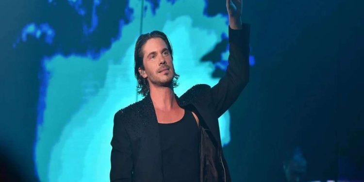 Νίκος Οικονομόπουλος: Πανέρι με λουλούδια «προσγειώθηκε» στο πρόσωπό του
