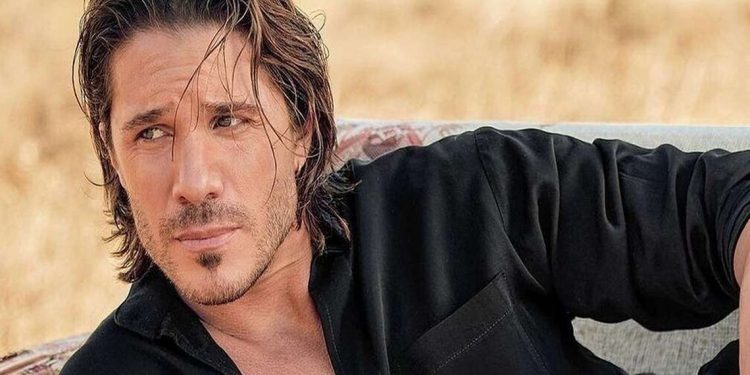 Νίκος Οικονομόπουλος: «Χάθηκε» στα πανέρια με τα λουλούδια