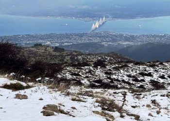 Το χιονισμένο Παναχαϊκό όρος με φόντο τη γέφυρα Ρίου Αντιρρίου