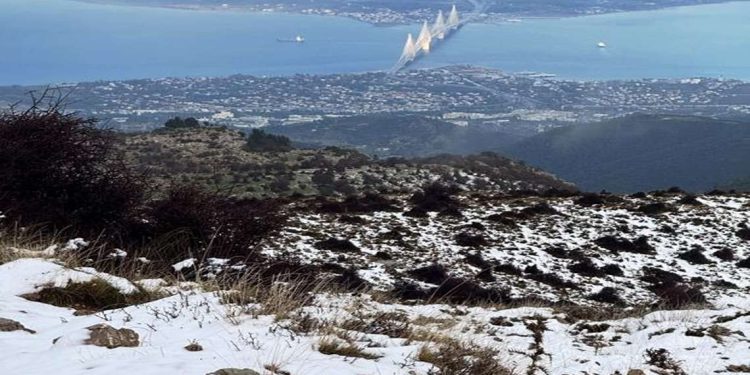 Το χιονισμένο Παναχαϊκό όρος με φόντο τη γέφυρα Ρίου Αντιρρίου