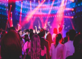 Ρεβεγιόν σε πίστες και μουσικές σκηνές: Το κόστος, ποια σχήματα είναι sold out 