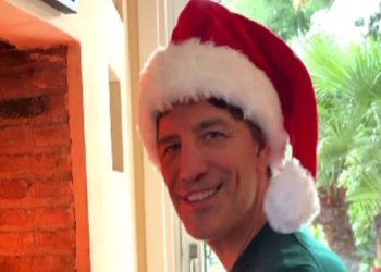 Σάκης Ρουβάς: Ψήνει κάστανα στο τζάκι και να τραγουδάει Jingle Bells!