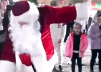Viral ο Άγιος Βασίλης που χορεύει ζεϊμπέκικο (video)