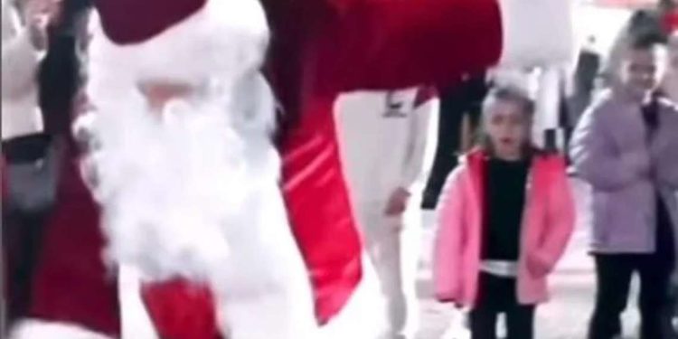 Viral ο Άγιος Βασίλης που χορεύει ζεϊμπέκικο (video)