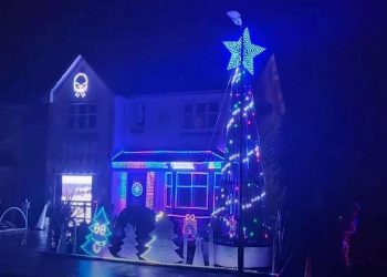 «Ουρές» κάνουν για το σπίτι – υπερπαραγωγή: Ο στολισμός διήρκησε έναν χρόνο (video)