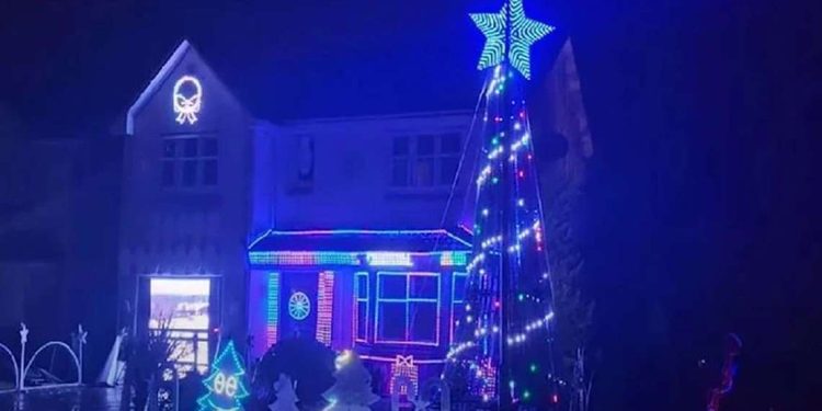 «Ουρές» κάνουν για το σπίτι – υπερπαραγωγή: Ο στολισμός διήρκησε έναν χρόνο (video)