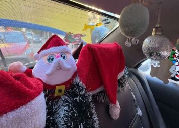 Αθήνα: Ταξί μεταφέρει τους επιβάτες του στο κλίμα των Χριστουγέννων