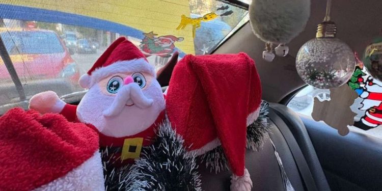 Αθήνα: Ταξί μεταφέρει τους επιβάτες του στο κλίμα των Χριστουγέννων