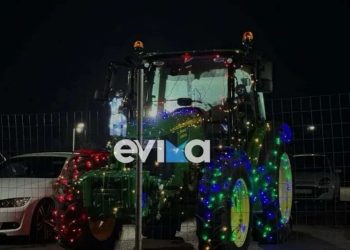 Αγρότης μετέτρεψε το τρακτέρ του σε χριστουγεννιάτικο δέντρο