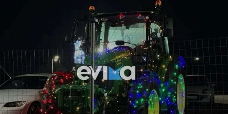 Αγρότης μετέτρεψε το τρακτέρ του σε χριστουγεννιάτικο δέντρο