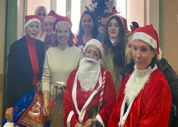 Η Βάνα Μπάρμπα επισκέφτηκε νοσοκομείο ντυμένη Άγιος Βασίλης και μοίρασε δώρα