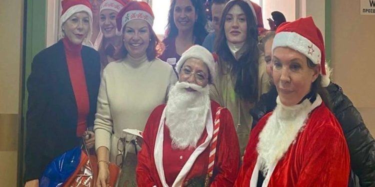 Η Βάνα Μπάρμπα επισκέφτηκε νοσοκομείο ντυμένη Άγιος Βασίλης και μοίρασε δώρα