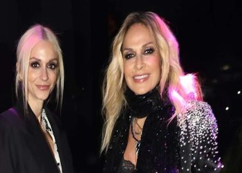 Άννα Βίσση: Τραγουδά τον «ύμνο» αγκαλιά με την κόρη της