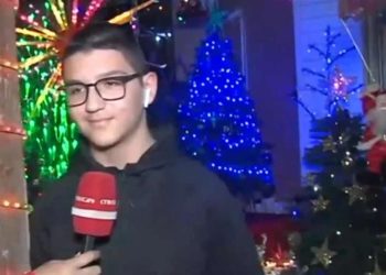 XMAS: 13χρονος στόλισε όλο το σπίτι του με 36 δέντρα και εκατοντάδες φωτάκια