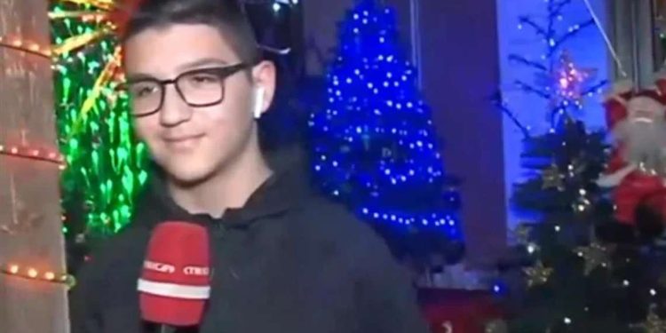 XMAS: 13χρονος στόλισε όλο το σπίτι του με 36 δέντρα και εκατοντάδες φωτάκια