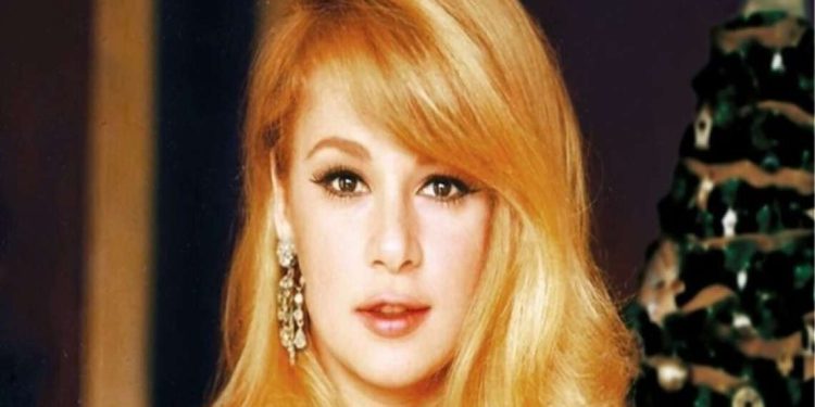 Αλίκη Βουγιουκλάκη: Η αδημοσίευτη φωτογραφία από κοπή πίτας το 1975