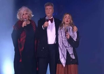 Φοίβος Δεληβοριάς: Παίρνει θέση για την παλαιστινιακή μαντίλα που φόρεσε η Μποφίλιου