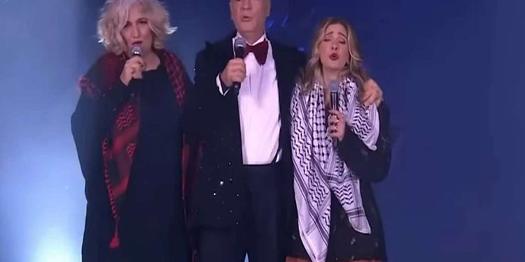 Φοίβος Δεληβοριάς: Παίρνει θέση για την παλαιστινιακή μαντίλα που φόρεσε η Μποφίλιου