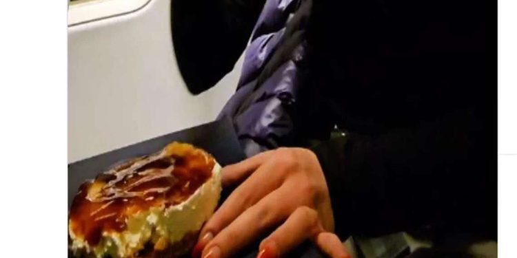 Ιταλίδα food blogger έφτιαξε cheesecake στον «αέρα»!