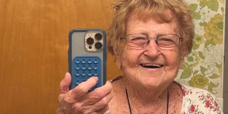 Viral το μήνυμα της 94χρονης στον πρώην της μέσω TikTok: “Τελειώσαμε – Σε μπλόκαρα”