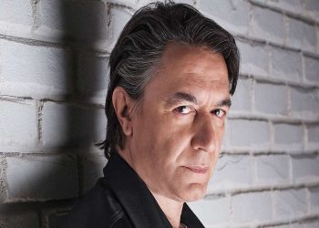 Ο Γιάννης Κότσιρας “δίνει ραντεβού” στα κέντρα της νυχτερινής Αθήνας