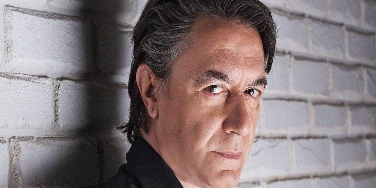 Ο Γιάννης Κότσιρας “δίνει ραντεβού” στα κέντρα της νυχτερινής Αθήνας