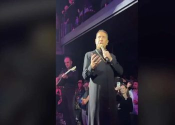 Γιώργος Mαζωνάκης: Εμφανίστηκε με «ράσο» στα μπουζούκια – «Τα σέβη μου πάτερ»