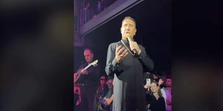 Γιώργος Mαζωνάκης: Εμφανίστηκε με «ράσο» στα μπουζούκια – «Τα σέβη μου πάτερ»