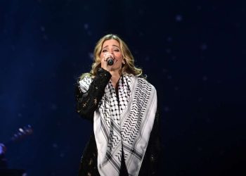 Νατάσα Μποφίλιου: Τραγούδησε με την παλαιστινιακή μαντίλα το «Τίποτα δεν πάει χαμένο»