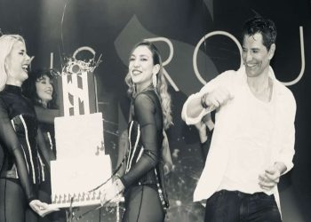 Σάκης Ρουβάς: Γιόρτασε τα γενέθλιά του στη σκηνή με την Παπαρίζου και τον Μουζουράκη