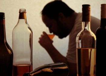 Oι Έλληνες μείωσαν δραστικά την κατανάλωση αλκοόλ, αλλά όχι τις εξόδους