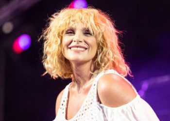 Ελεωνόρα Ζουγανέλη: «Μόνη Κομπλέ» Κυκλοφόρησε το βιντεοκλίπ με την πολυσυζητημένη σέξι εμφάνιση