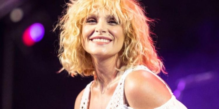 Ελεωνόρα Ζουγανέλη: «Μόνη Κομπλέ» Κυκλοφόρησε το βιντεοκλίπ με την πολυσυζητημένη σέξι εμφάνιση