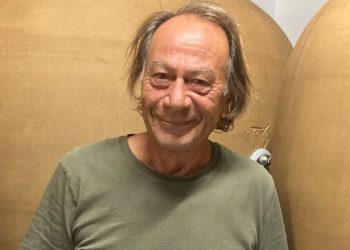 Ο οινοποιός Πάρις Σιγάλας παραμένει στη Σαντορίνη για να προστατεύσει τα σπάνια αμπέλια του