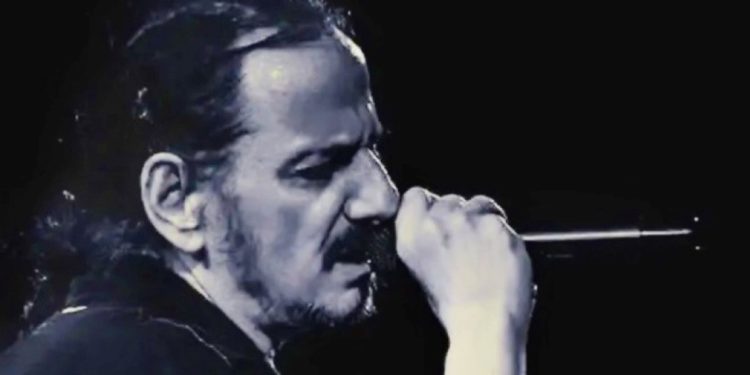 Ο Πάνος Κατσιμίχας και ο «Λαθρεπιβάτης» Γιάννης Νικολάου, ενώνουν ξανά τις μουσικές δυνάμεις τους «Κλαίω Γιατί Δεν Έζησα» αφιερωμένο στα θύματα των Τεμπών