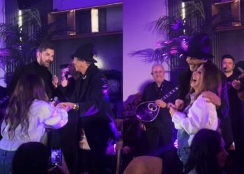 Ο Λάκης Γαβαλάς τρόλαρε τον Γιώργο Σαμπάνη κάνοντας «πρόταση γάμου» στην Άντζελα Δημητρίου.