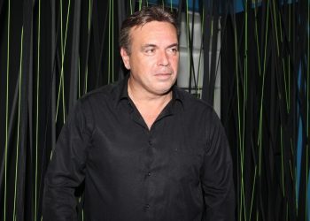 Πέθανε ο αγαπημένος τραγουδιστής Μανώλης Λιδάκης σε ηλικία 64 ετών