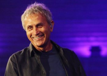 Ο Γιώργος Νταλάρας παρουσιάζει το νέο διαχρονικό τραγούδι “Ελενίτσα”