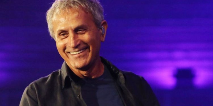 Ο Γιώργος Νταλάρας παρουσιάζει το νέο διαχρονικό τραγούδι “Ελενίτσα”