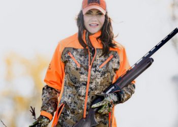 Υπουργός του Τραμπ με άψογο μαλλί -& φόντο 100αδες ημίγυμνους κρατούμενους – Την κατηγορούν για θεατράλε βίντεο