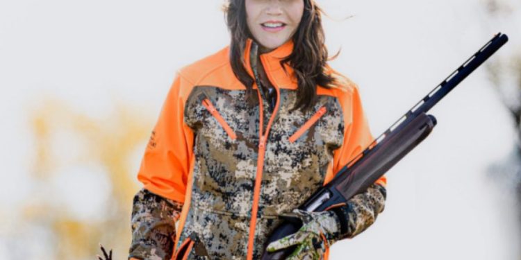 Υπουργός του Τραμπ με άψογο μαλλί -& φόντο 100αδες ημίγυμνους κρατούμενους – Την κατηγορούν για θεατράλε βίντεο