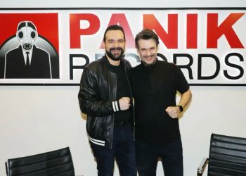 Ο Πάνος Κιάμος στην οικογένεια της Panik Records