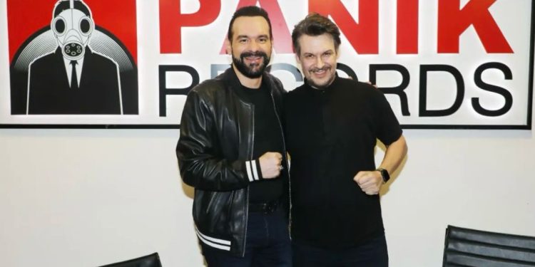 Ο Πάνος Κιάμος στην οικογένεια της Panik Records
