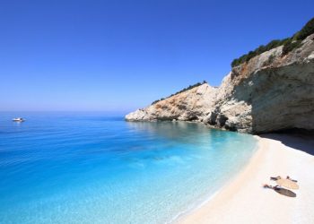 Ποιο νησί του Ιονίου προτείνει ο Guardian ως μία από τις 5 ιδανικές εκδρομές την Άνοιξη;